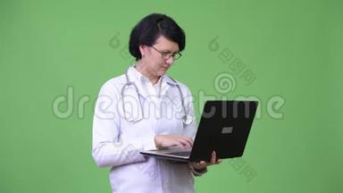 漂亮的女医生用笔记本电脑做短发